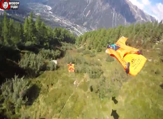 Video :Three wingsuiters take a dream flight